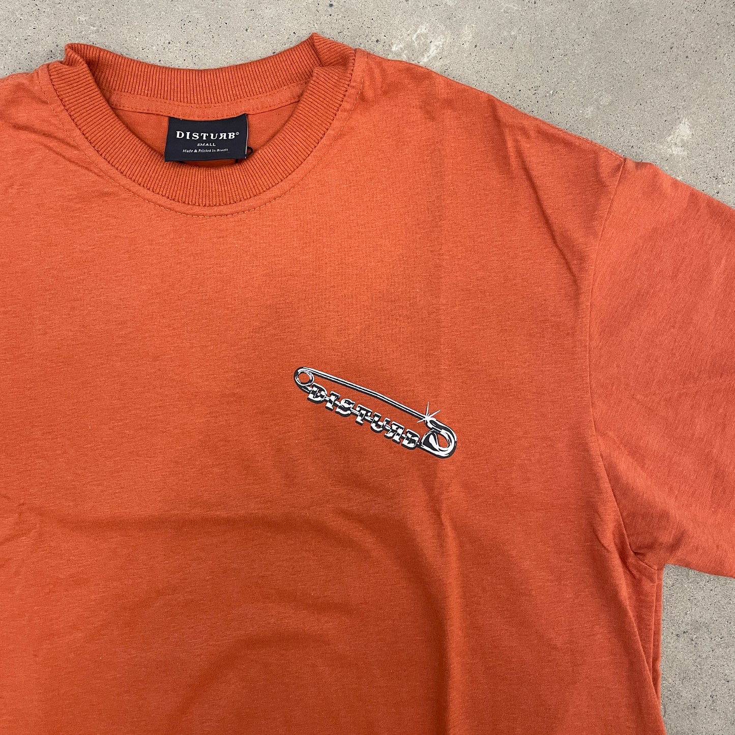 Camiseta Disturb Safety Pin Terracota