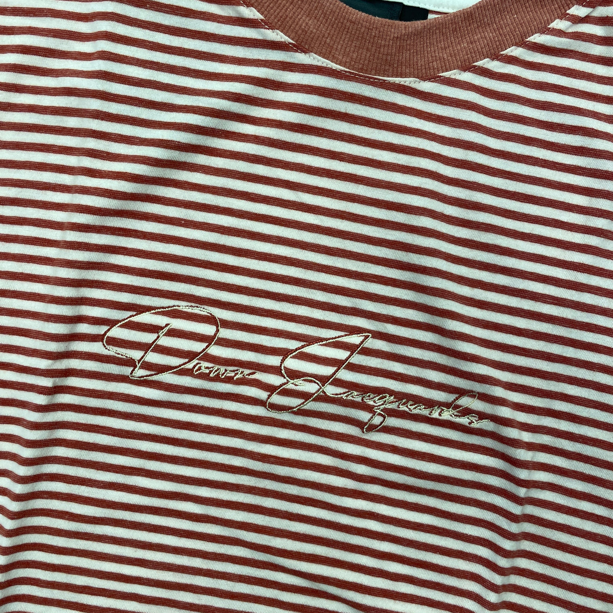 Camiseta Down Cursivat Vermelho/Branco