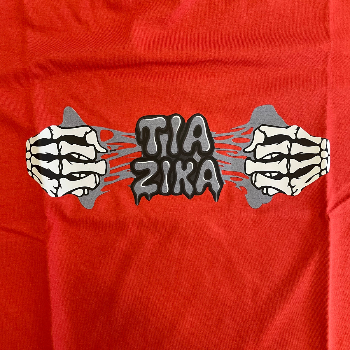 Camiseta Tia Zika Infantil Skull Hands Vermelho/Cinza