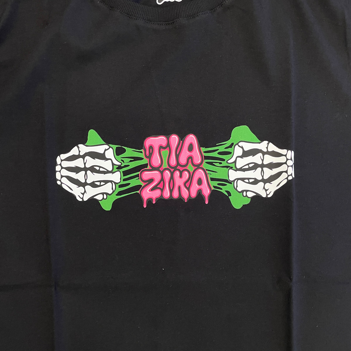 Camiseta Tia Zika Infantil Skull Hands Preto/Rosa