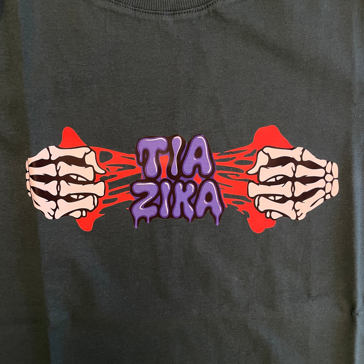 Camiseta Tia Zika Infantil Skull Hands Verde/Roxo