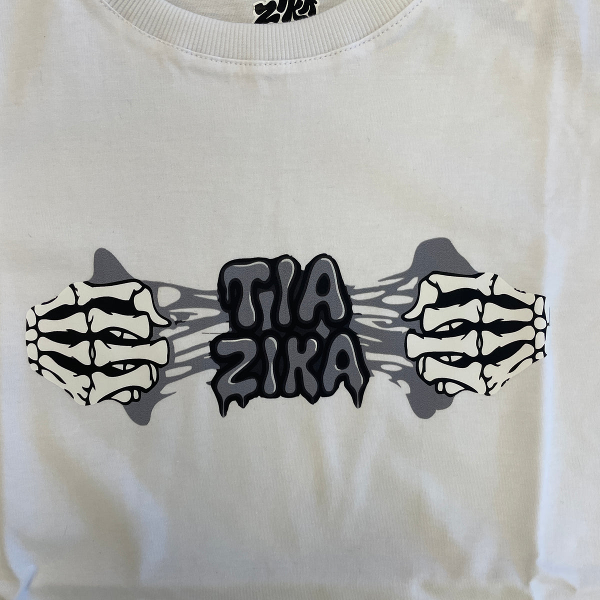 Camiseta Tia Zika Infantil Skull Hands Branco/Cinza