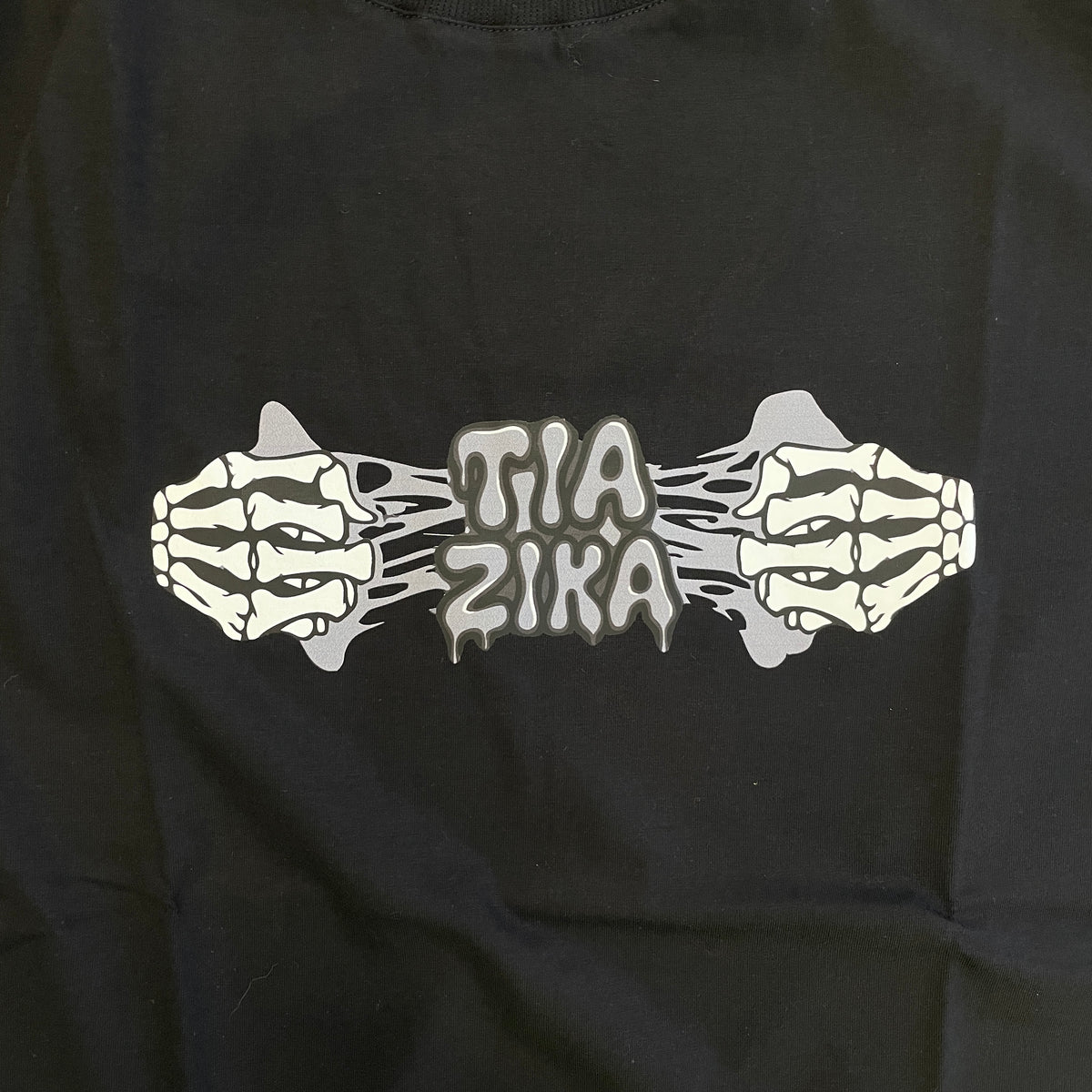Camiseta Tia Zika Infantil Skull Hands Preto/Cinza