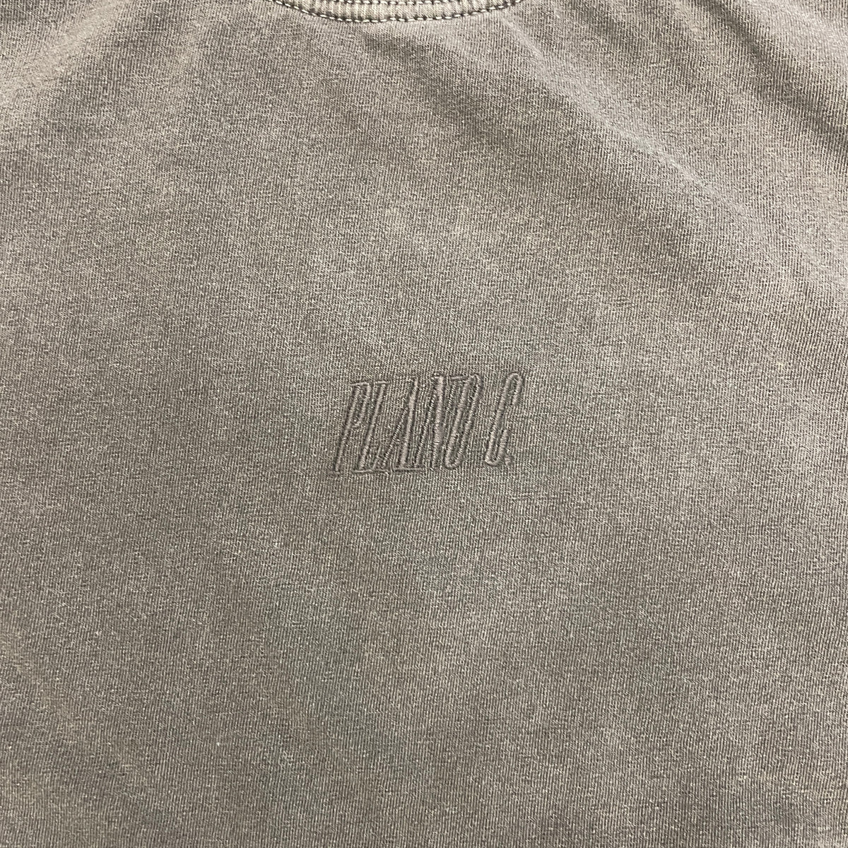 Camiseta Plano C Logo Central Bordada Grafite